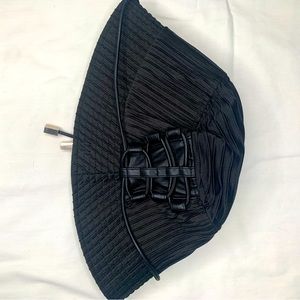 NWOT Maniere de Voir hat